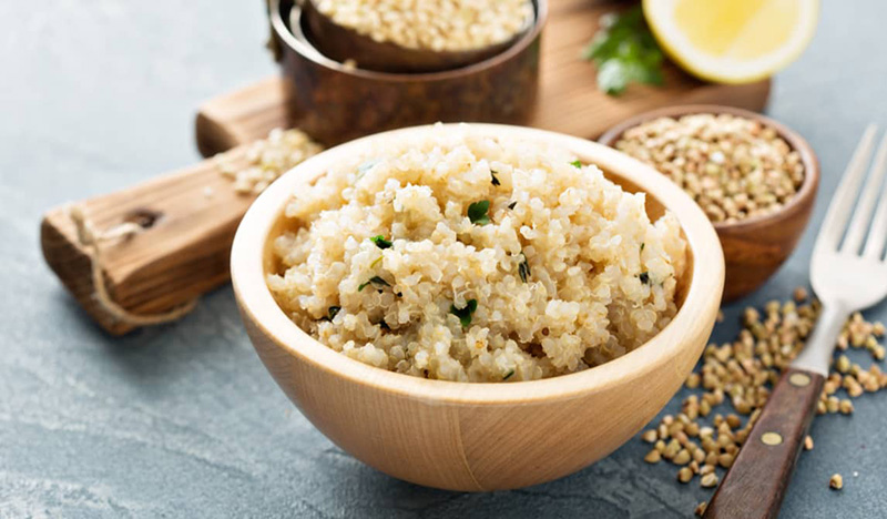 Quinoa là một nguồn dinh dưỡng cao cấp với nhiều protein, fiber và vitamin. Bạn có thể trộn quinoa với các loại trái cây, nấm và rau củ để tạo ra một bữa sáng bổ dưỡng và giảm cân.