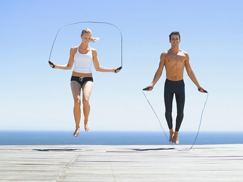Nhảy dây là một hoạt động thể dục với mục đích giảm cân và tăng sức khỏe. Nó tạo ra nhiều sự tác động trên cơ thể, giúp tiêu hao nhiều calorie và tăng cường sức khỏe của cơ và giảm chất béo. Để nhảy dây hiệu quả, hãy chọn một chiếc dây chất lượng và tập luyện thường xuyên.