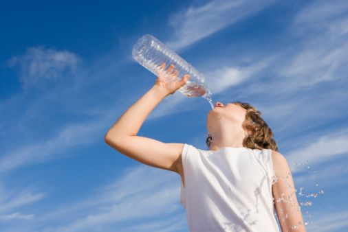 75% cơ thể bạn là nước, vì vậy nước là thành phần quan trọng để đảm bảo tất cả các hoạt động trong cơ thể bạn hoạt động bình thường, theo nghiên cứu thì bạn được kiến nghị uống 0,4 lít nước cho 10kg trọng lượng cơ thể 1 ngày